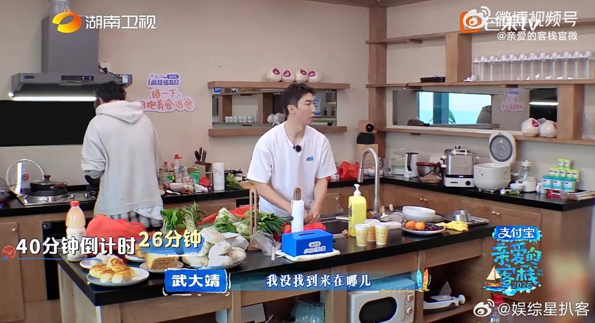 武大靖厨子四顾心茫然 武大靖一进厨房就陷入迷茫，环顾四周无从下手，赛场霸气全无，