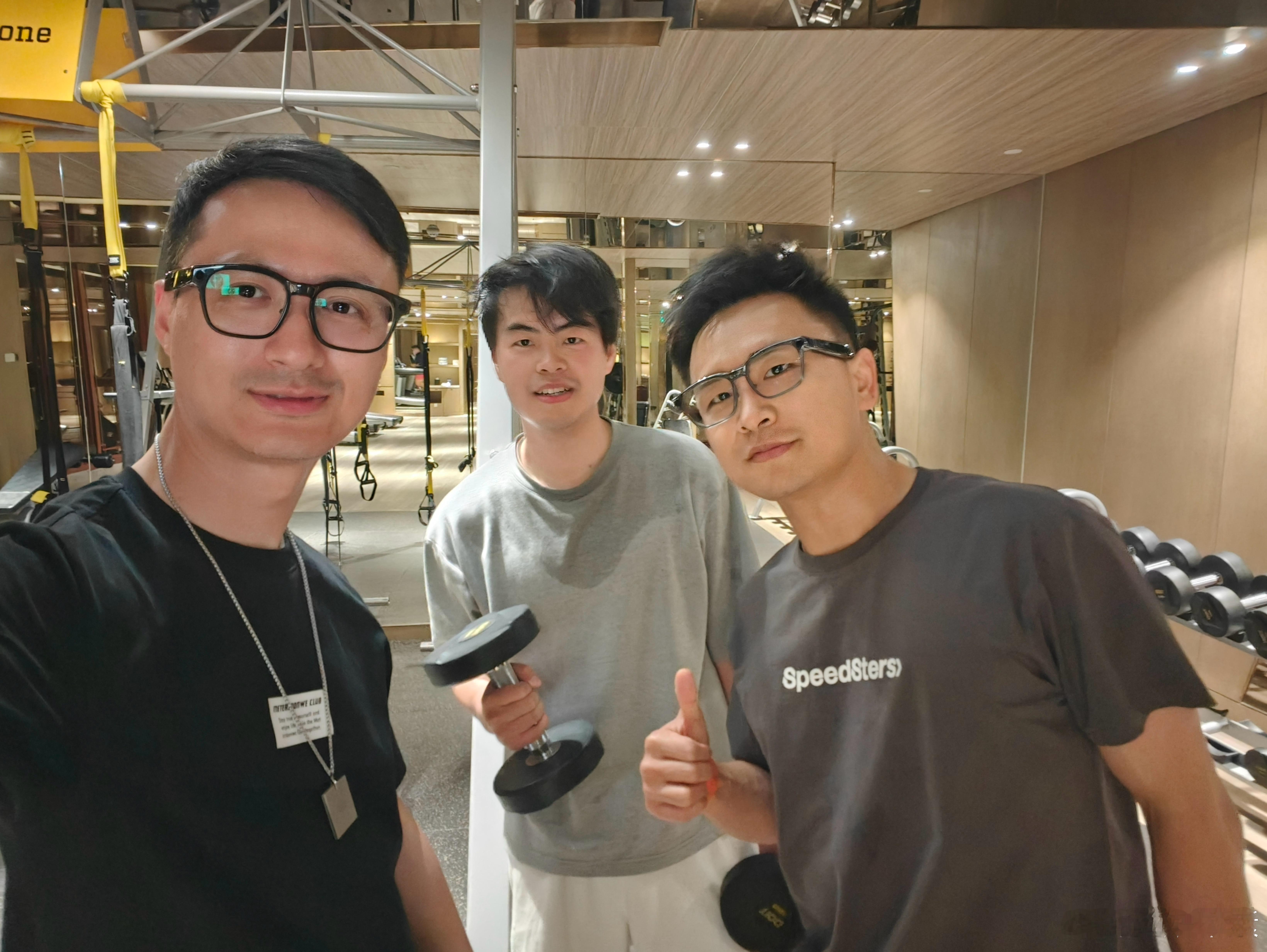 跟老板在北京健身房偶遇了，说每天要练400大卡，强身健体，我也要廋肚子了来健身不