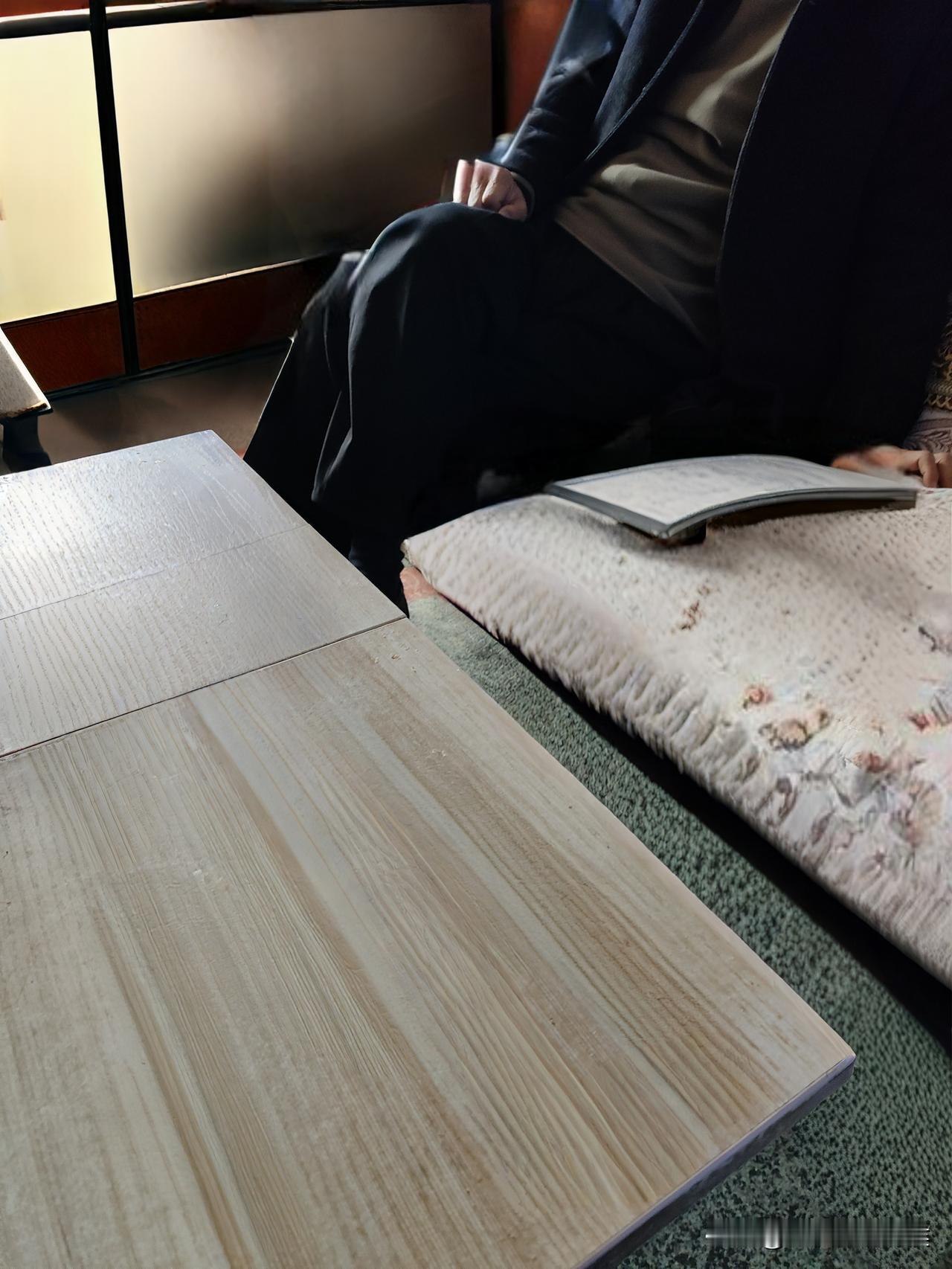 发小来了家里。
当年我的小学同学，我妈是班主任，他是班长，是我妈的红人。
不过，