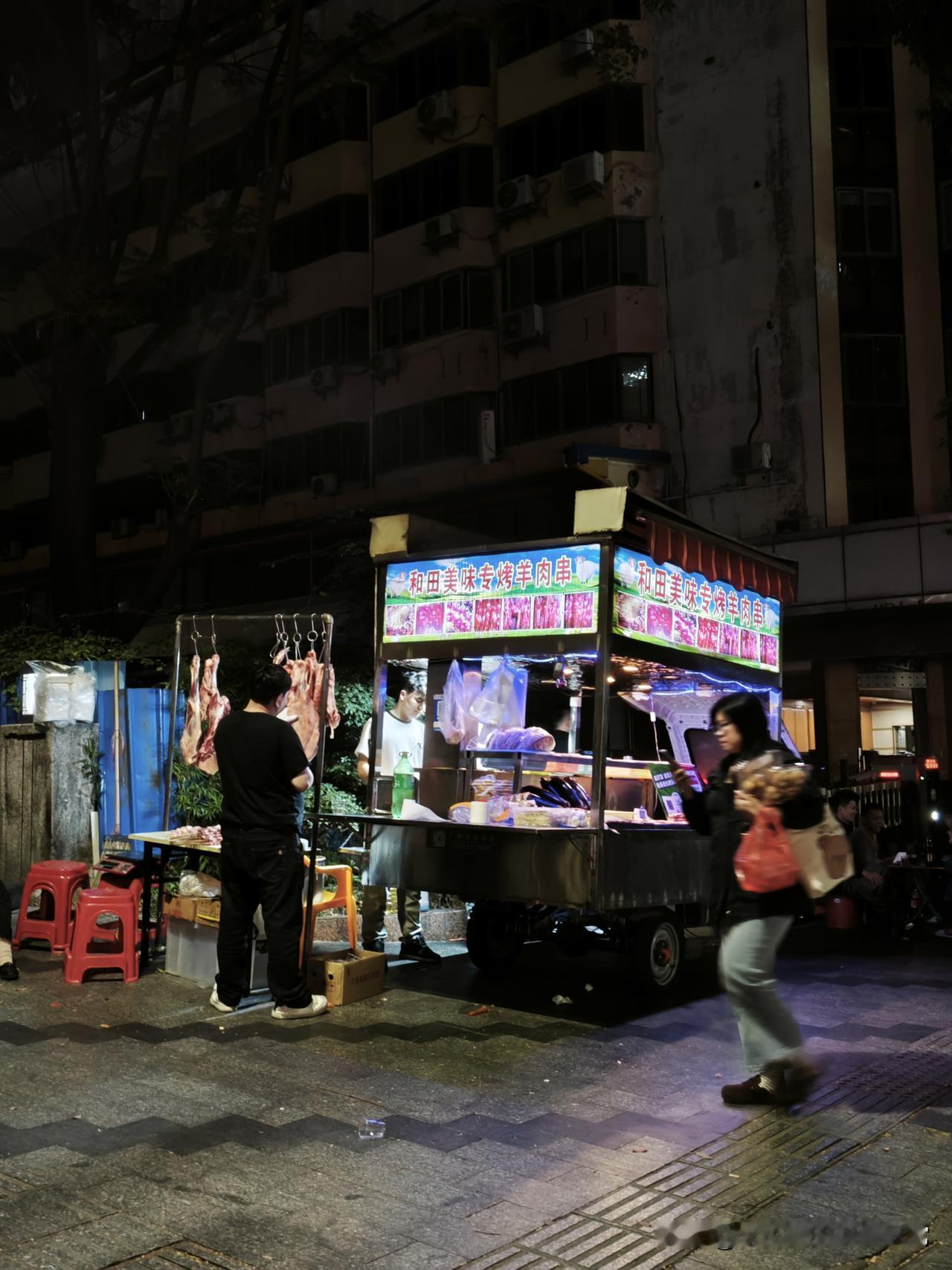 这家现切羊肉串，是打工人的深夜解药
 
晚上10点路过佛山老城区的街头，被这股子