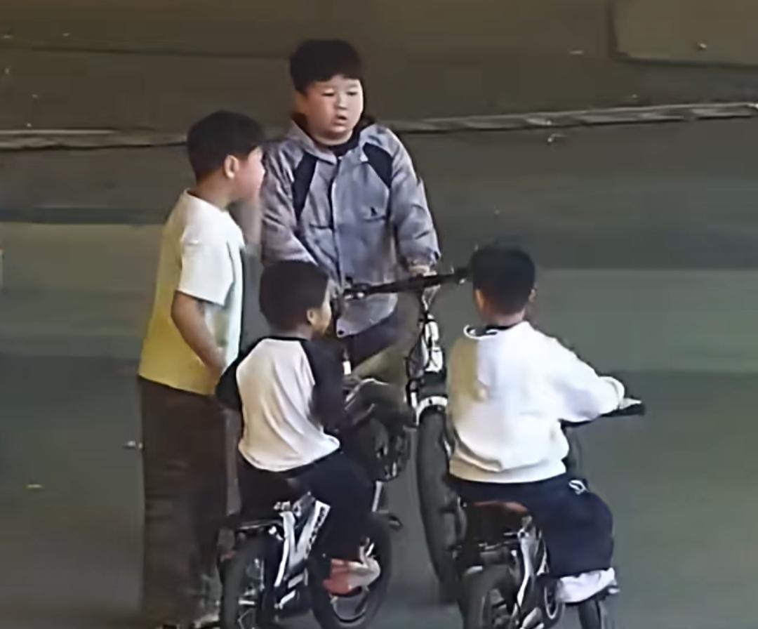 浙江海宁的街头，一个4岁小男孩和家人走散，独自在夜色里徘徊，脸上满是无助与慌张。
