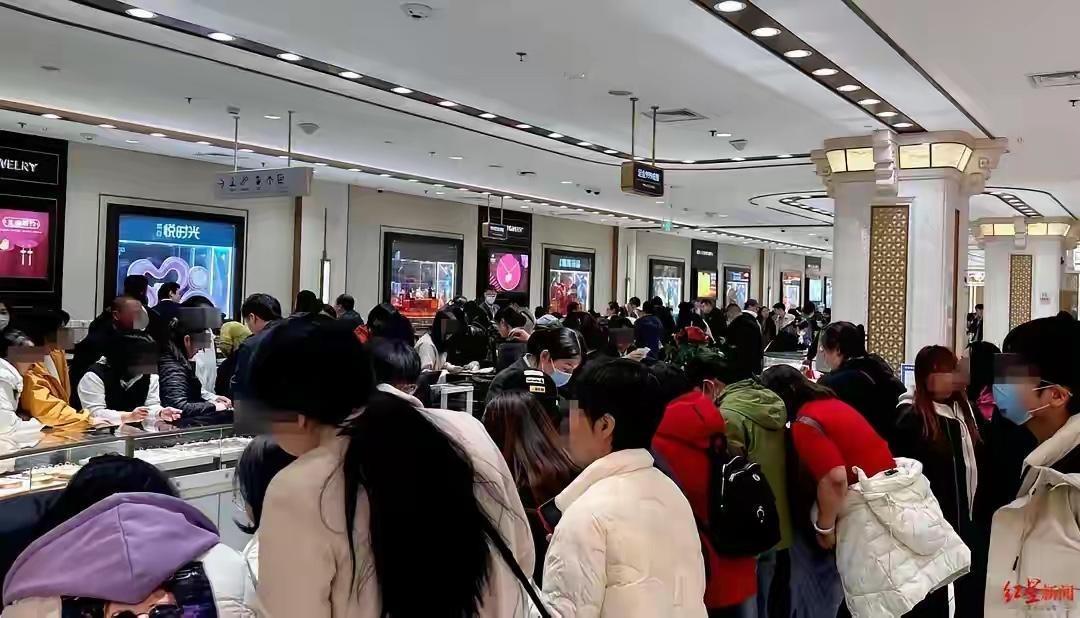 今天逛商场，金店里面人山人海，跟不要钱似的，柜台前挤都挤不进去。我凑过去一看，金