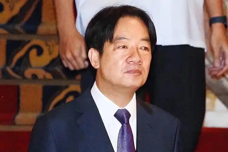 赖清德为何急着拉五大军头亮相？背后藏着比军购更狠的算计。
 
赖清德罕见召集顾立