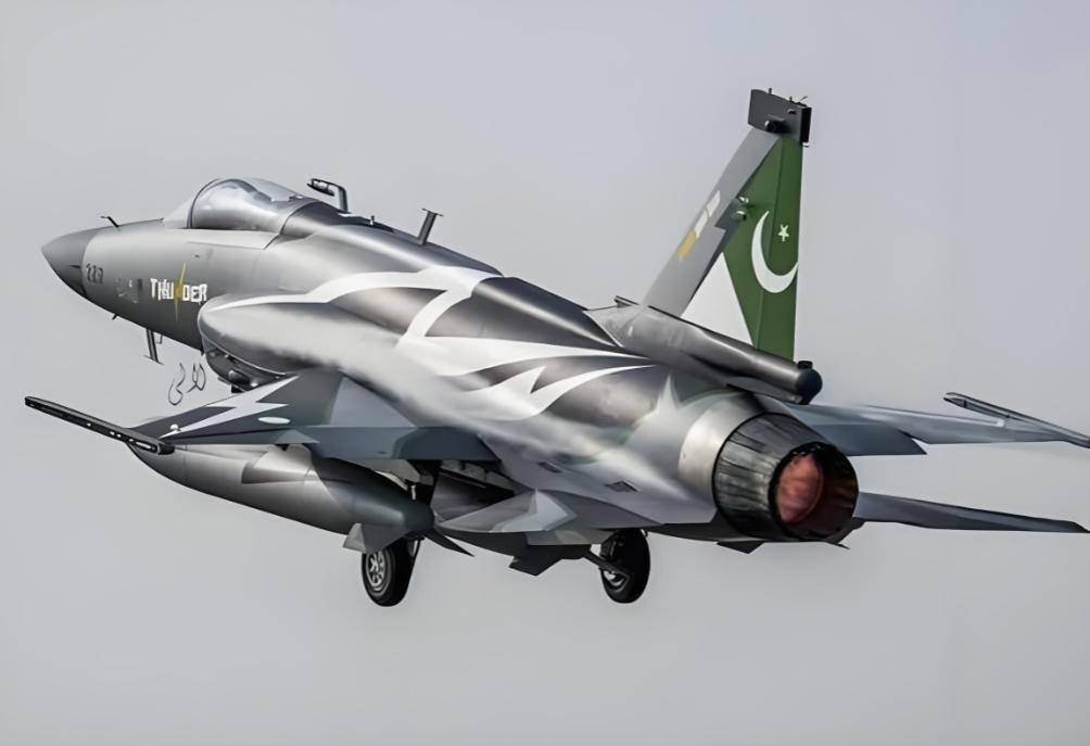 为了确保伊朗谈判代表团的安全，巴基斯坦空军出动JF-17“枭龙”战斗机，以及空中