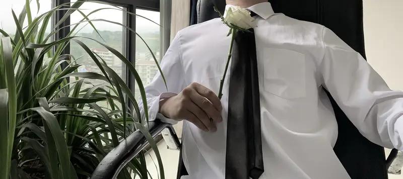 嫁给了一个什么都要管的男生，头型，美甲都要管。这是爱吗

一个很漂亮的女孩
一个