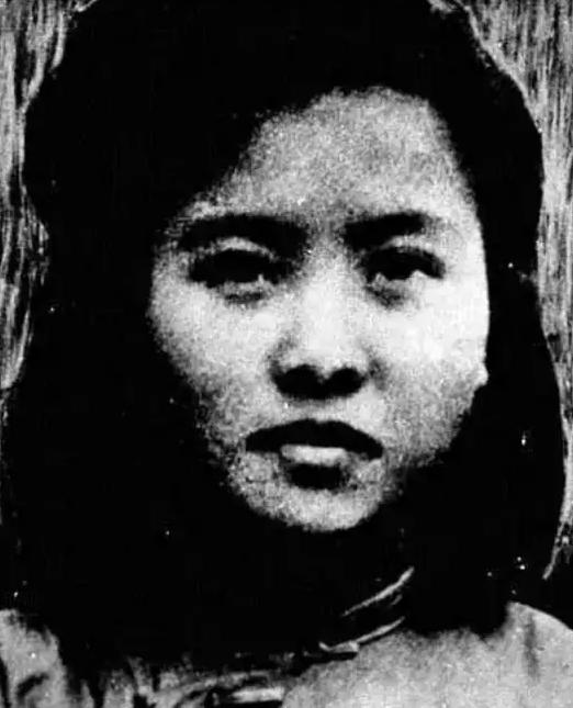 1949年，女教师朱世君被特务抓捕，在押往渣滓洞的途中，押送人员李朝成是打入敌人