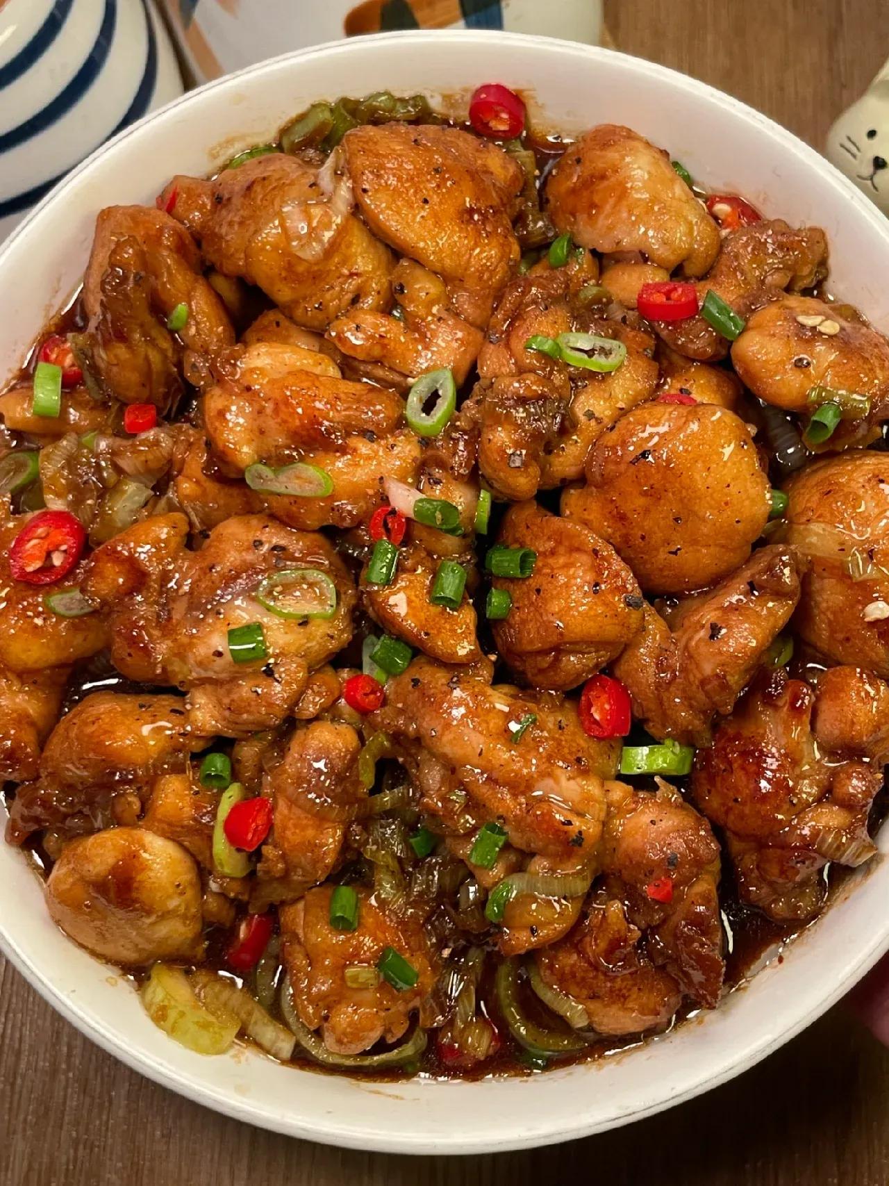 狂吃不胖，感觉以前的鸡腿都白吃了…鸡腿肉鲜嫩多汁，每一口都有葱的鲜香好吃到舔盘！