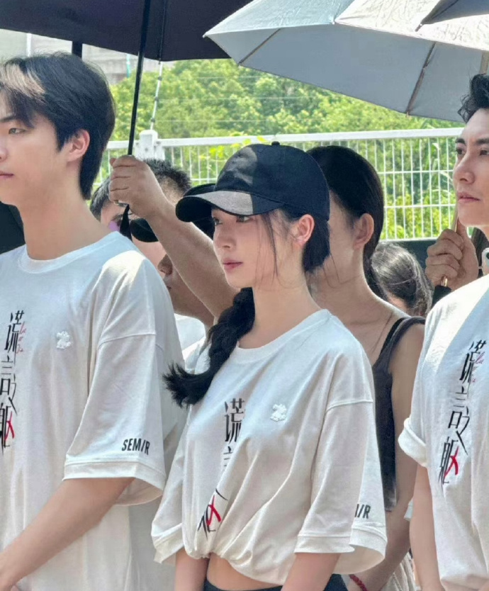 看的出来易梦玲真的很想进娱乐圈了，又进组了 ​​​