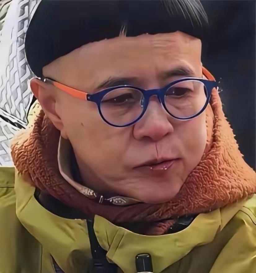 一个快六十岁的女人，捏着每个月八千九百块的退休金，居然买机票跨省去剪头发，只为剪