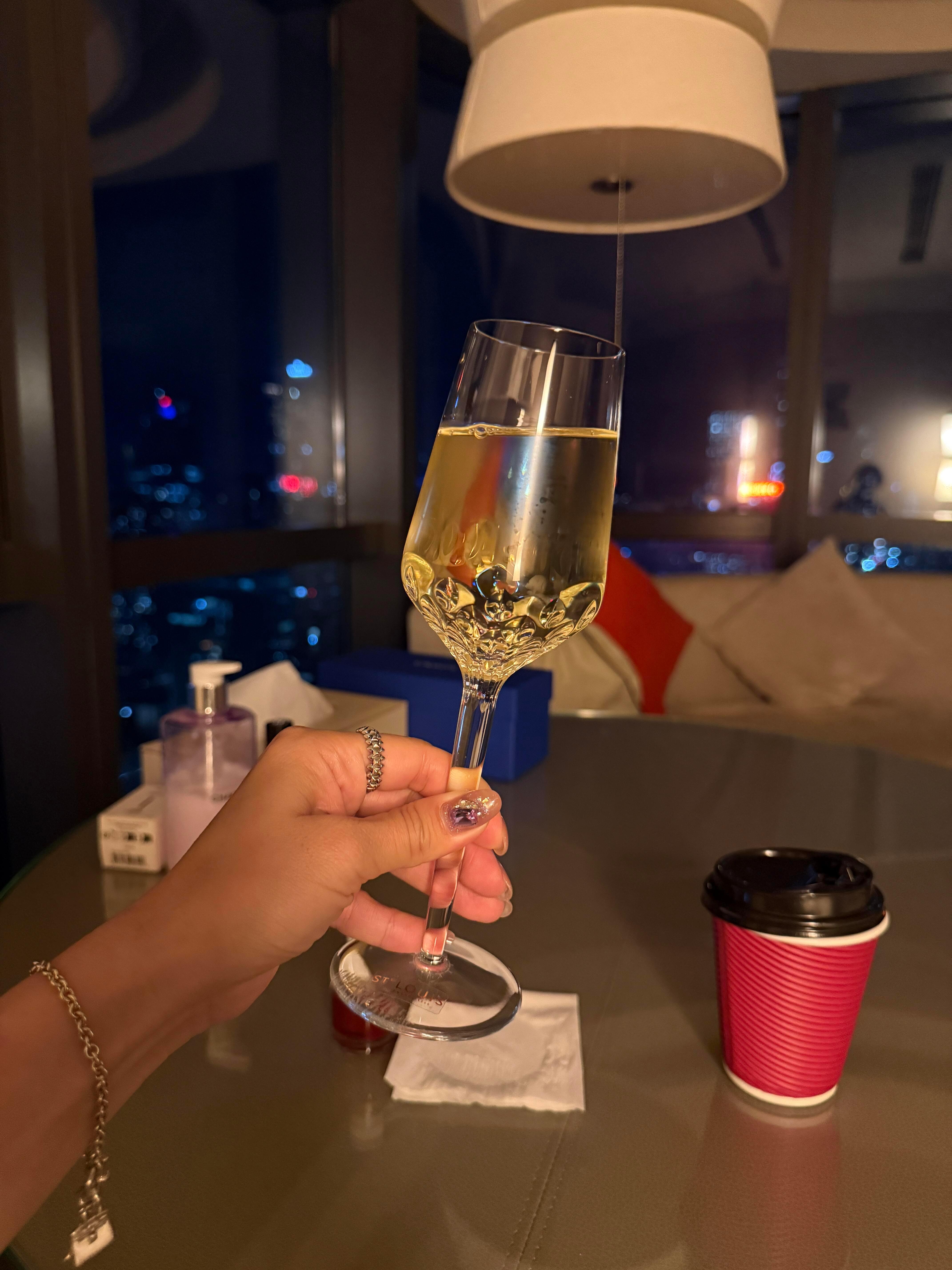 看起来像水,尝起来辣嘴,喝下去闹鬼,走起来绊腿,夜里起来找水,早上醒来后悔,晚上