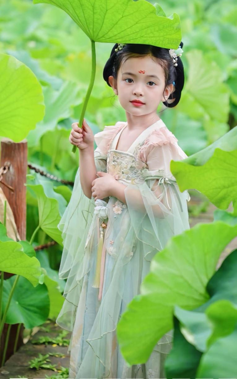 捕捉属于盛夏的限定浪漫，今日份夏日拍照打卡上线✨
 
池塘荷花亭亭玉立，水面铺满