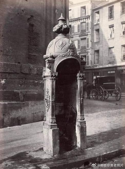 1875年，法国首都巴黎的公共小便池。 