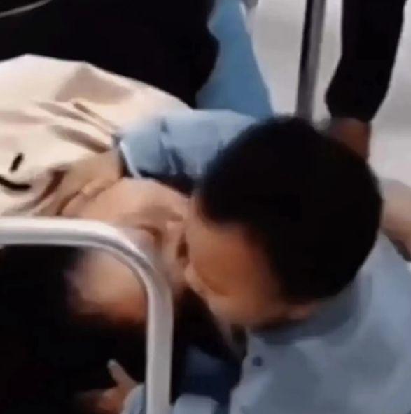 遵义一27岁单亲妈妈，身患癌症，即将弥留之际，从病床上艰难起身，紧紧抱住仅仅2岁