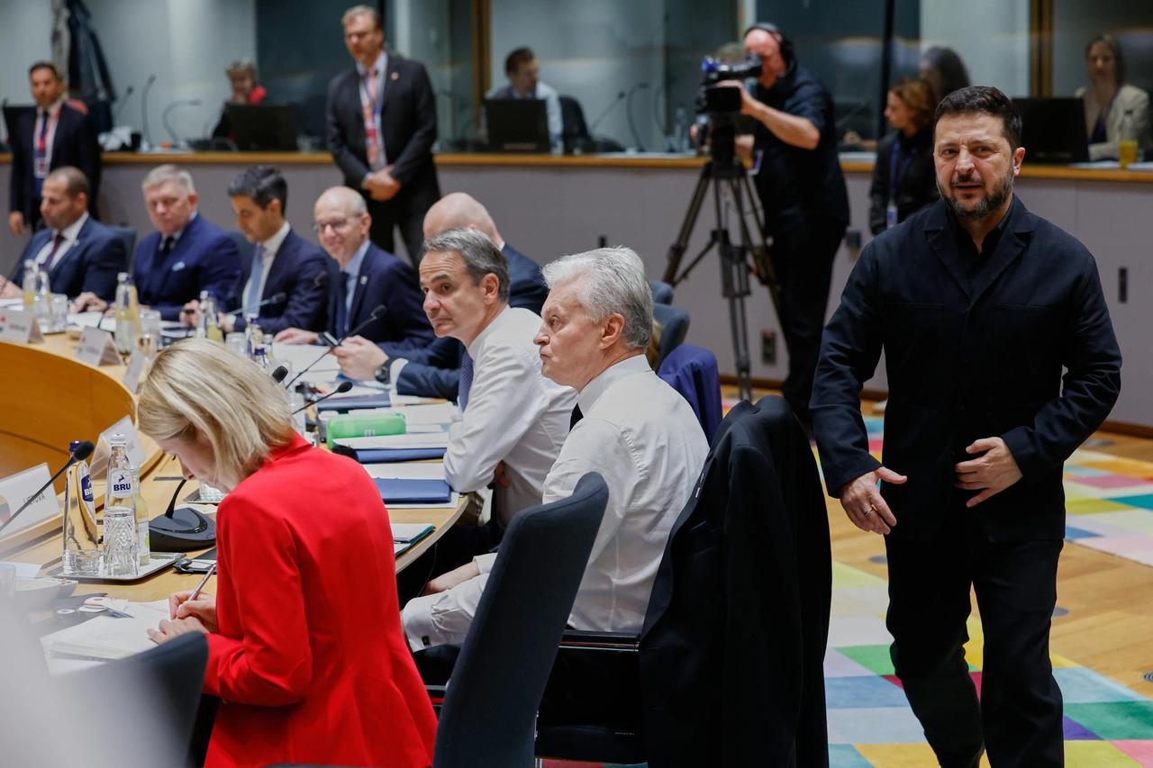 美国直接靠边站！泽连斯基当面抛出三项战争报价，乌克兰押注欧盟，欧洲幻想直接破防！