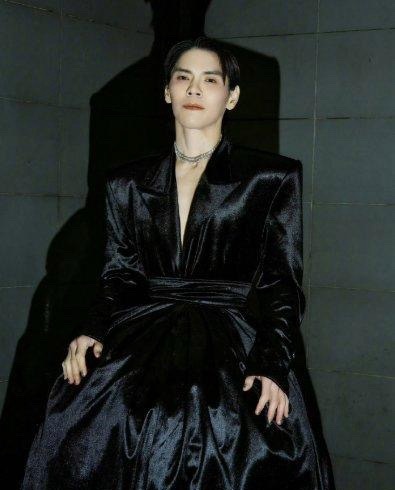 向佐这造型男女装混搭超吸睛，正反反差感拉满，上身西装下身混搭巧思十足，正面是利落