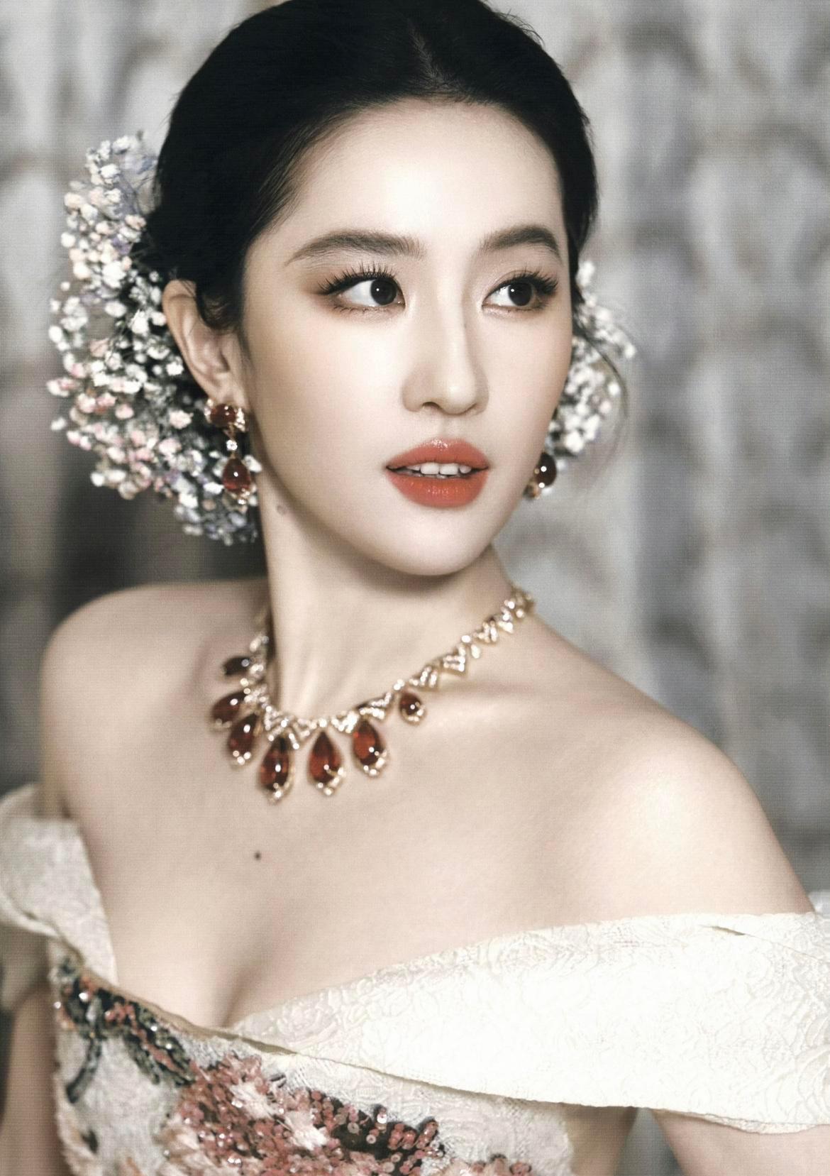 刘亦菲一出场，珠宝都成了背景板。
宝格丽不卖戒指，卖的是她走路时衣角带起的风。