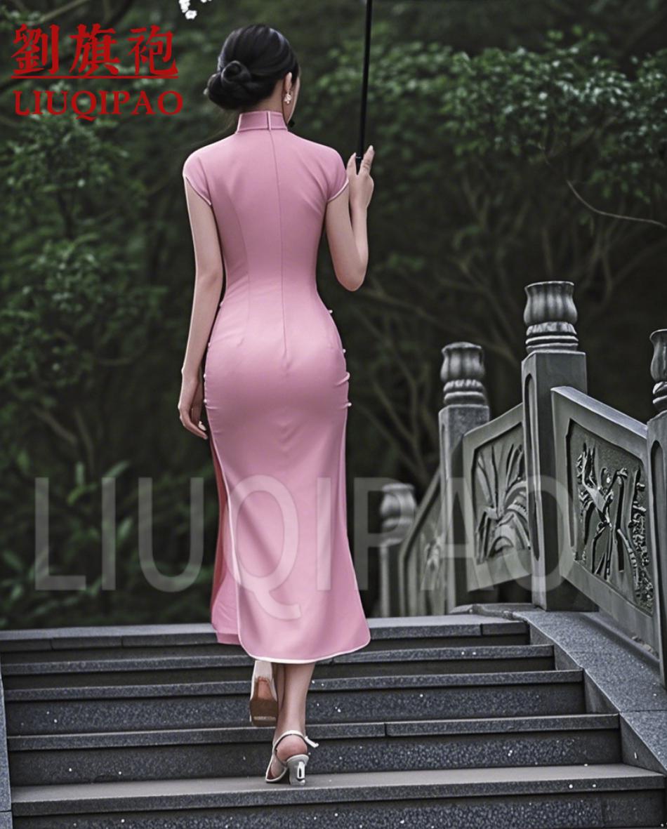 一个穿粉色旗袍的女士正在上楼梯。