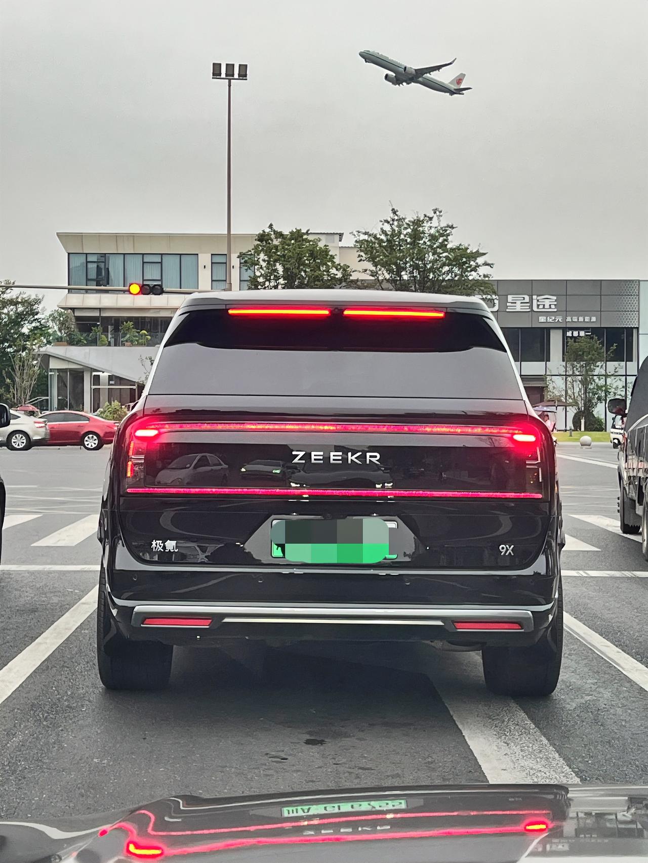 极氪9X这车在大路上前脸霸气、侧面硬朗，妥妥的百万级豪车，可是后面看就有点无厘头