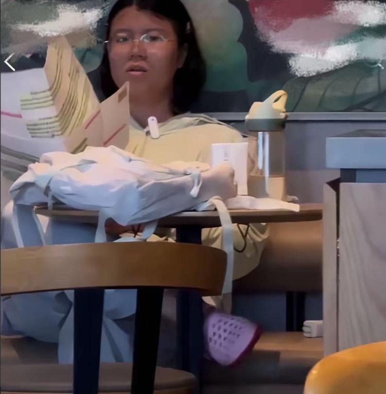 “还没考上公务员就这么嚣张，如果考上了那还得了？”一个女生备考公务员，跑到家附近