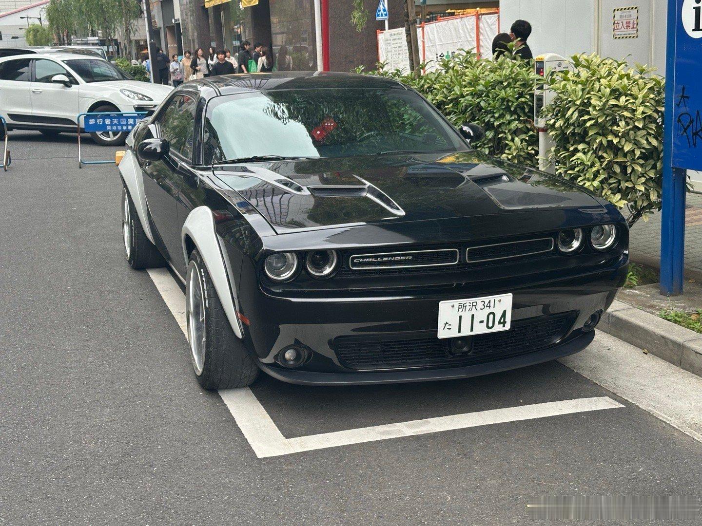 前两天还在念叨呢 今天就又让我偶遇到一辆绝美地狱猫 我发现我就是会喜欢这种看起来