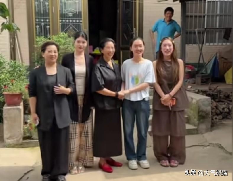 韩雅平以699分的成绩考上清华之后，家里也算是热闹起来了！
这姑娘打小日子就苦，