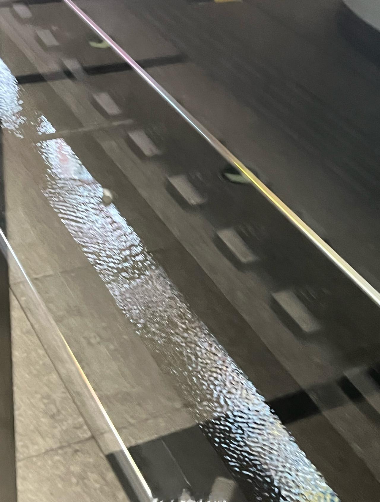 哇我发现北京四号线轨道有水流过好神奇 ​​​