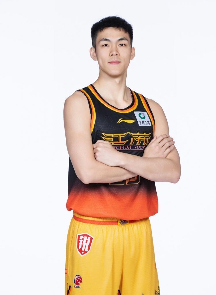 CBA又出一名优秀的后卫——中国男篮后卫线的答案～～江苏男篮小后卫庞峥麟！
CB