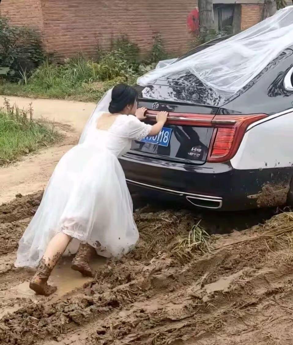农村泥地上的酒席，新娘真猛！