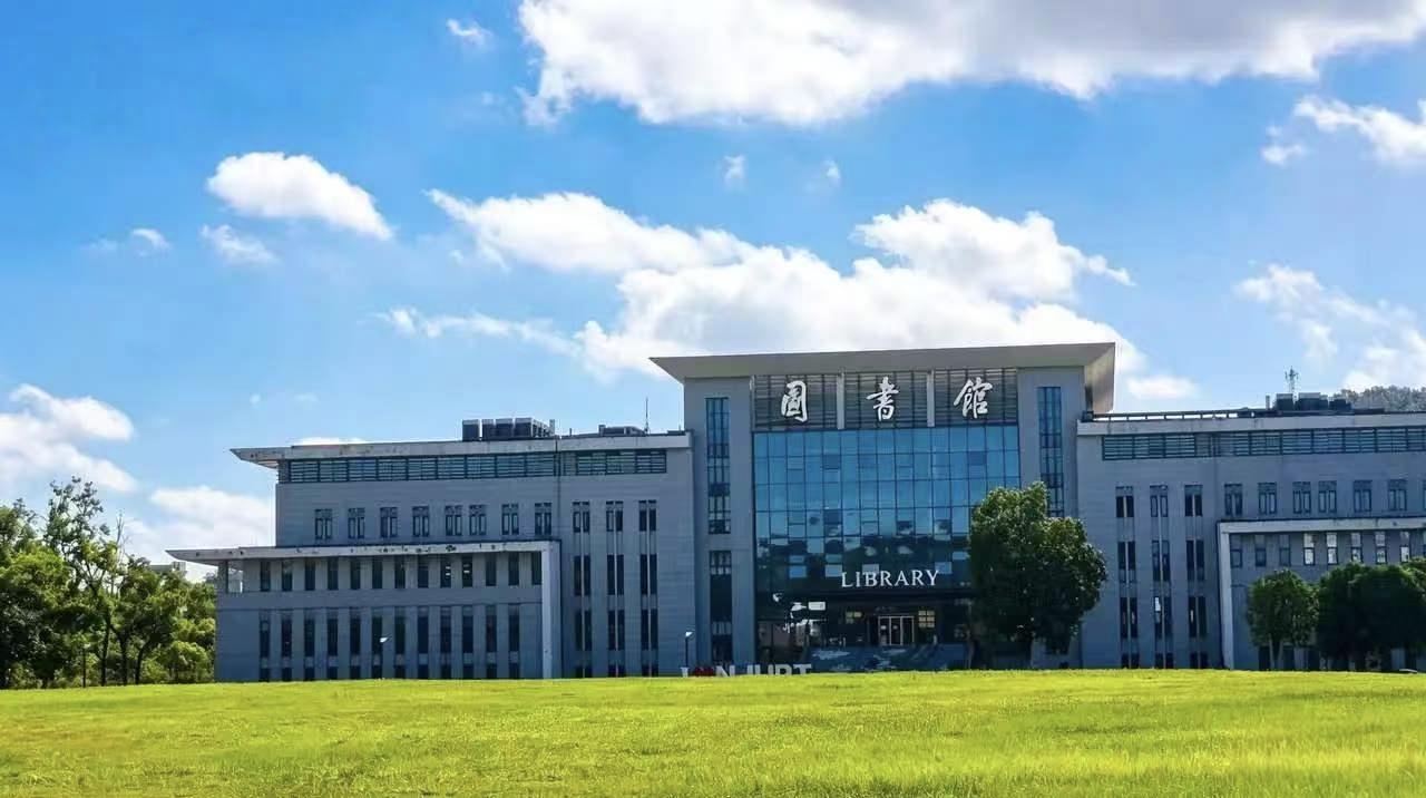 《去大学图书馆借本好书、顺便逛逛校
园-—南京高校教师智盟卡，你办了
吗?》
 