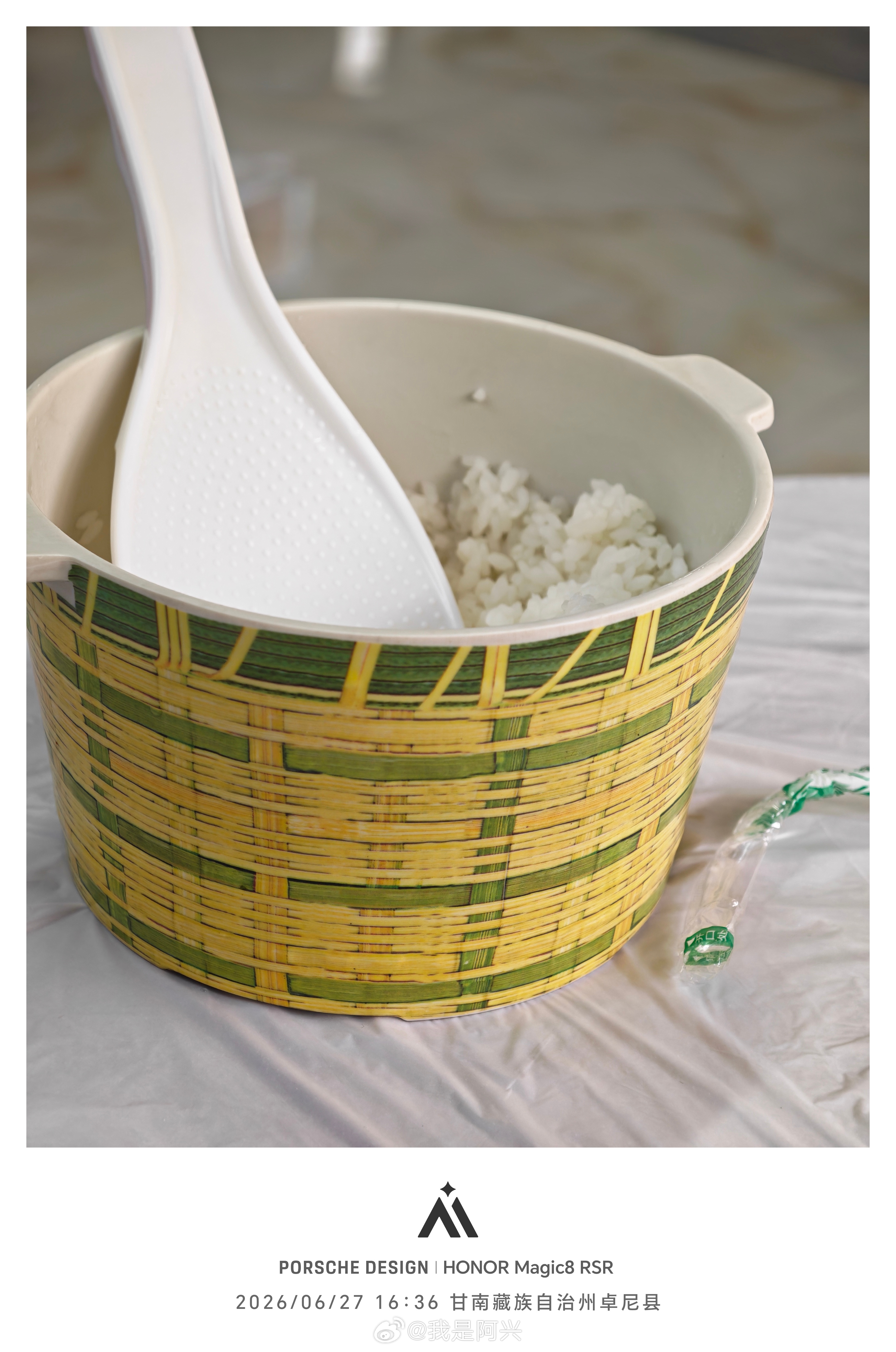 川菜馆的米饭这么一桶才3块，我们本地的米饭一小饭就要2元，以前去重庆给我这么一桶