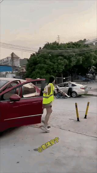 哈哈哈哈哈，笑的我肚子疼！这女司机治好了这哥们的腿病！居然可以走路了！
    
