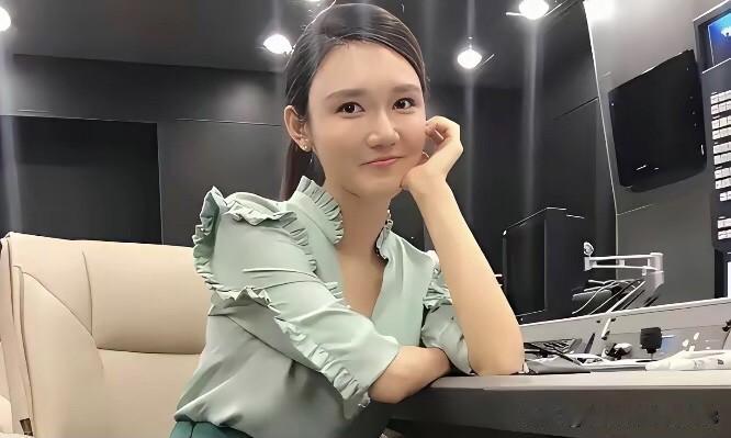 这是央视当家花旦龙洋在幕后休息时的一张照片，她本人小脸大眼睛的，个子不高，娇小玲