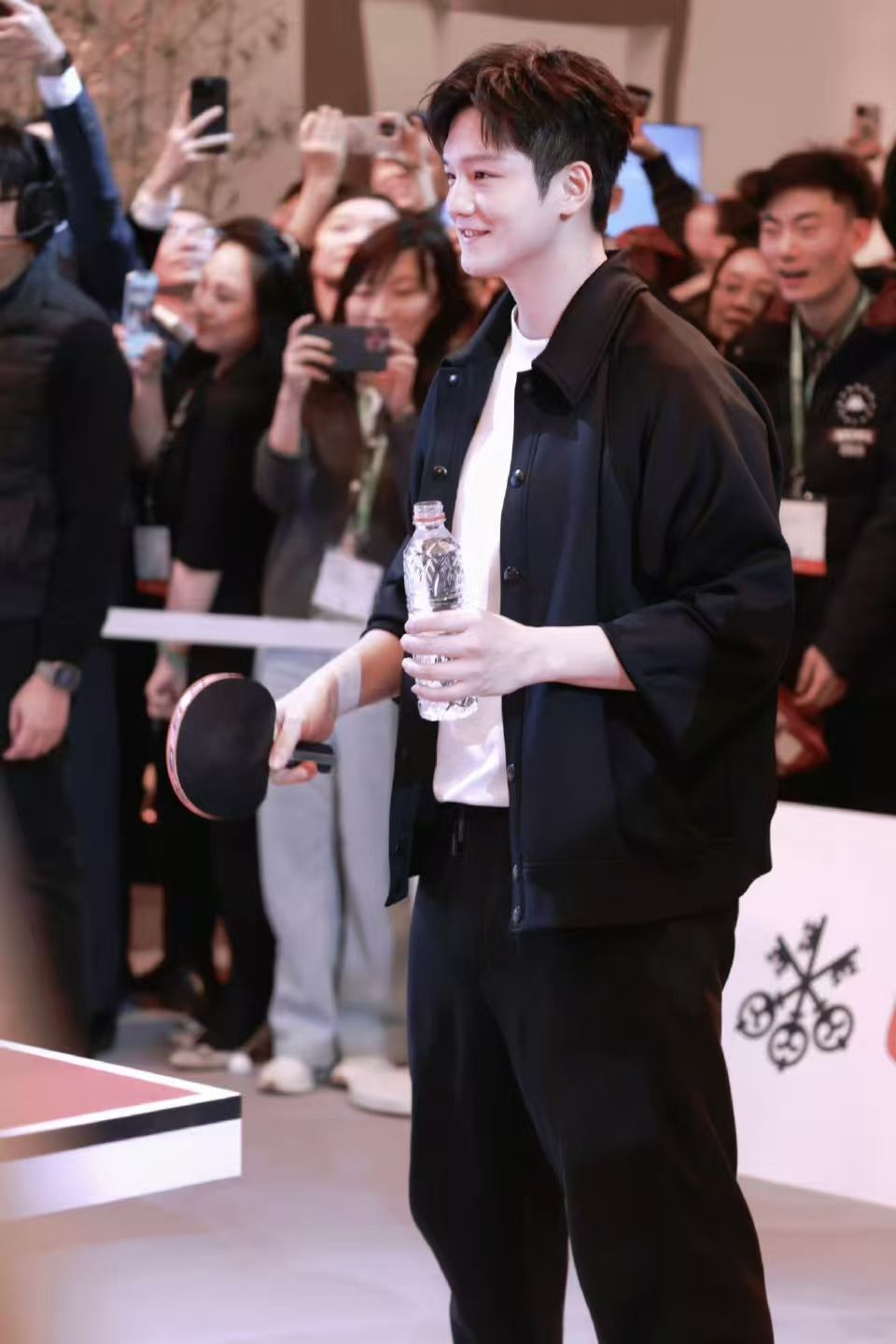樊振东如四季风物般鲜活耀眼，亦是夜空之中明亮的星，愿继续奋勇向前。 