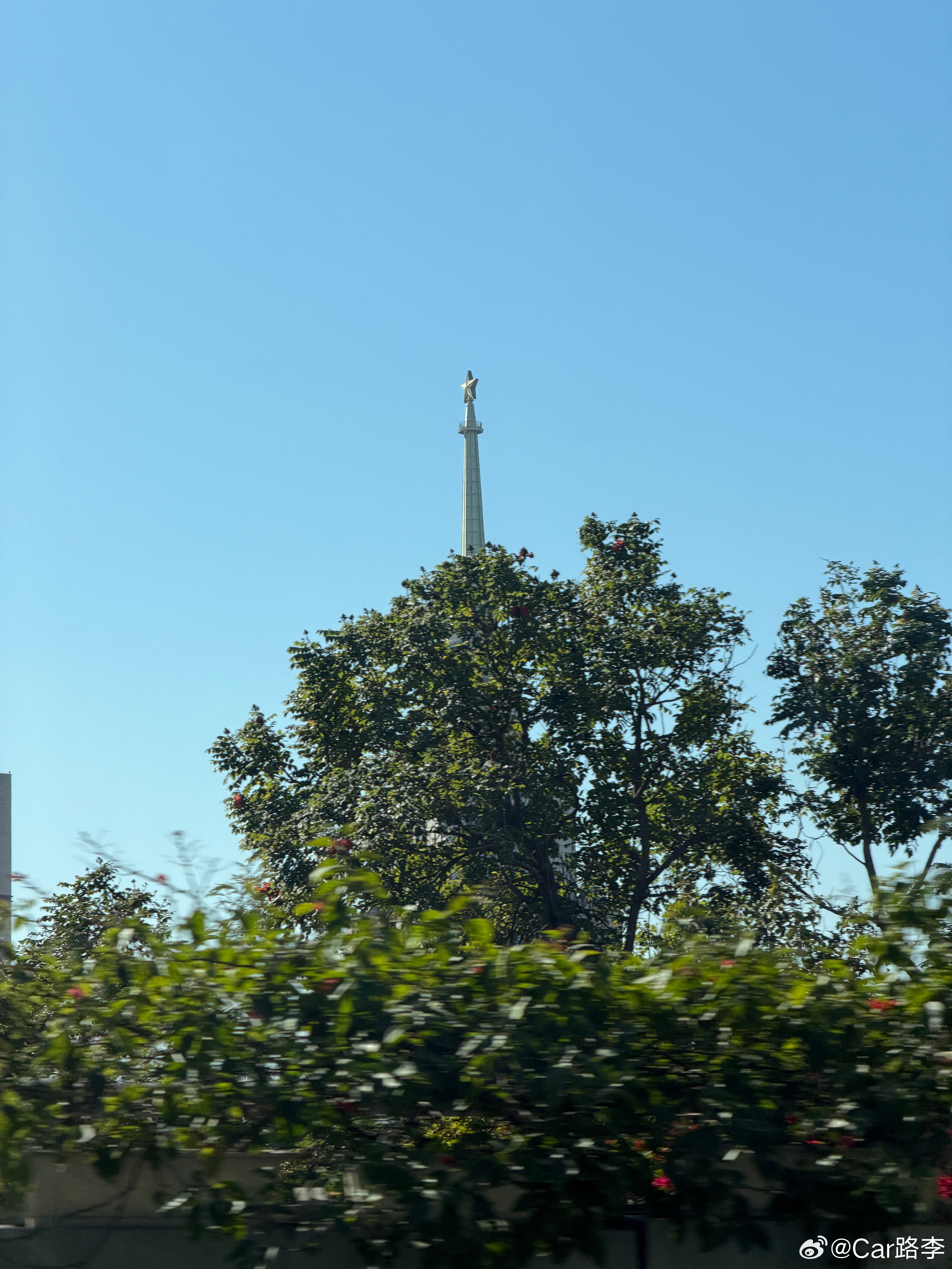 在深圳看到一个苏维埃风格很浓郁的五角星还在思考深圳为啥有这种建筑转到正面一看果然