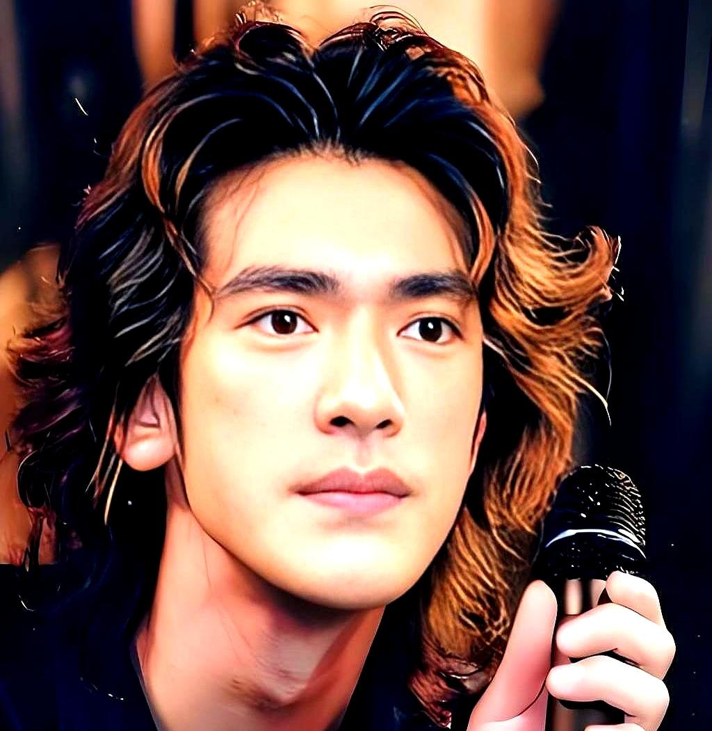 这男的太狠了。
51岁的人影，近乎金城武式的隐身，连联系他的渠道都要靠关系。
没