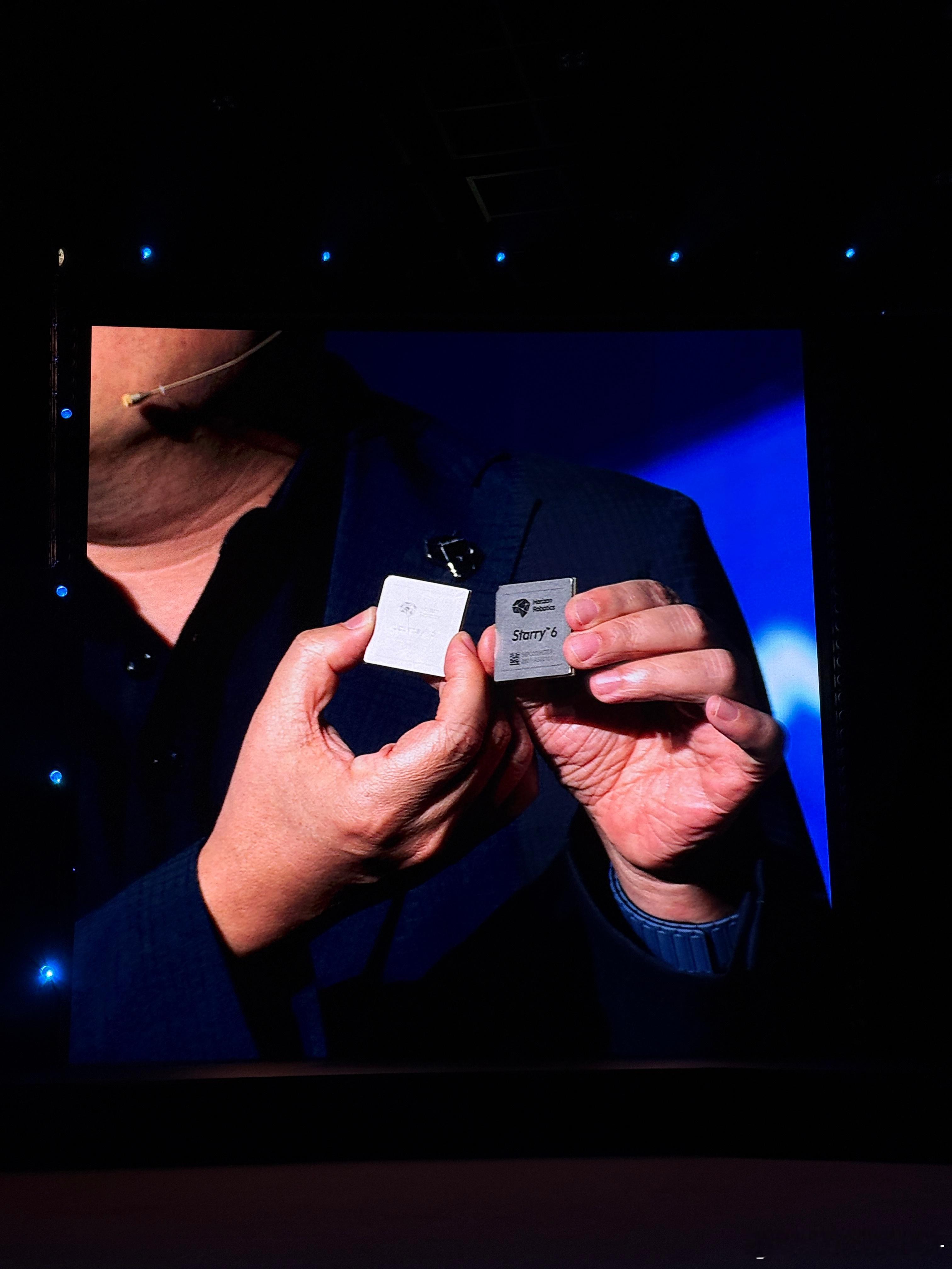 余博士“如获珍宝”，从口袋里掏出他的两个大宝贝。这种开心和激动，是无法言语的。自