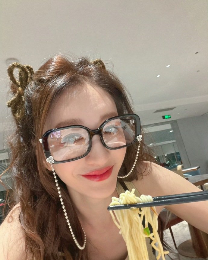 李小冉回复谢娜你说啥是啥这对闺蜜太好嗑！嘴硬心软还互怼互宠乘风2026