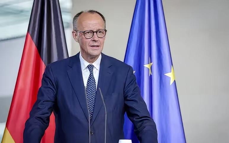 德国总理默茨最近一席话，像颗石子投进本就波澜起伏的欧洲能源深潭。他坦承，德国当年