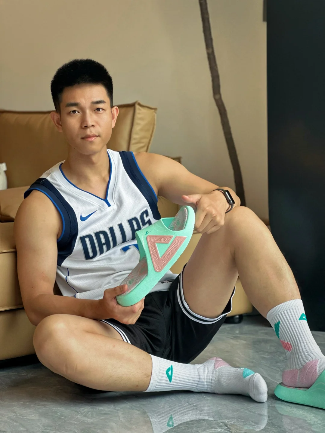 这男的 拖鞋真的很多