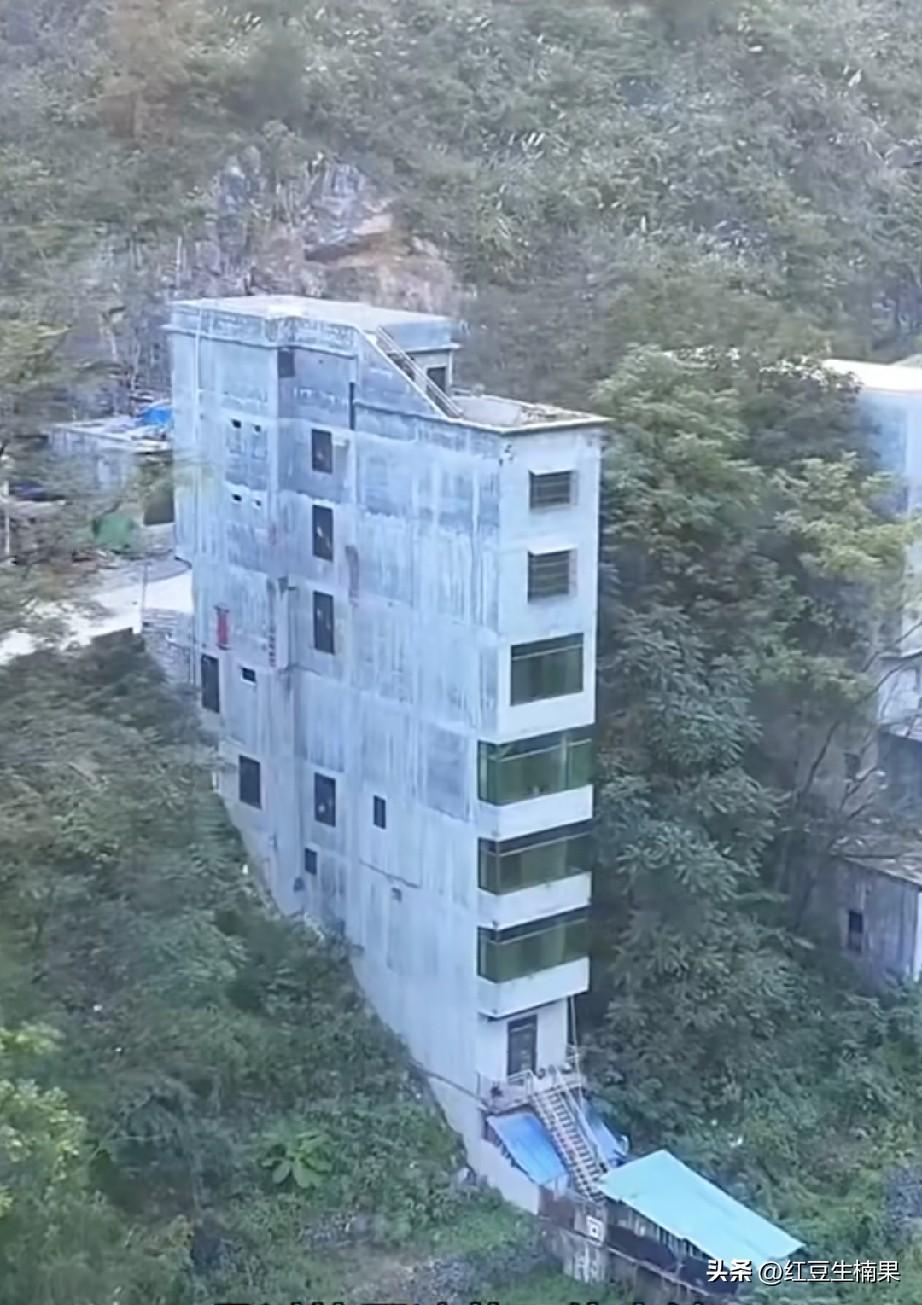 既然选择在这个地方建造价这么高昂的房子，为什么不多买点地呢？
如果是自己的山地皮