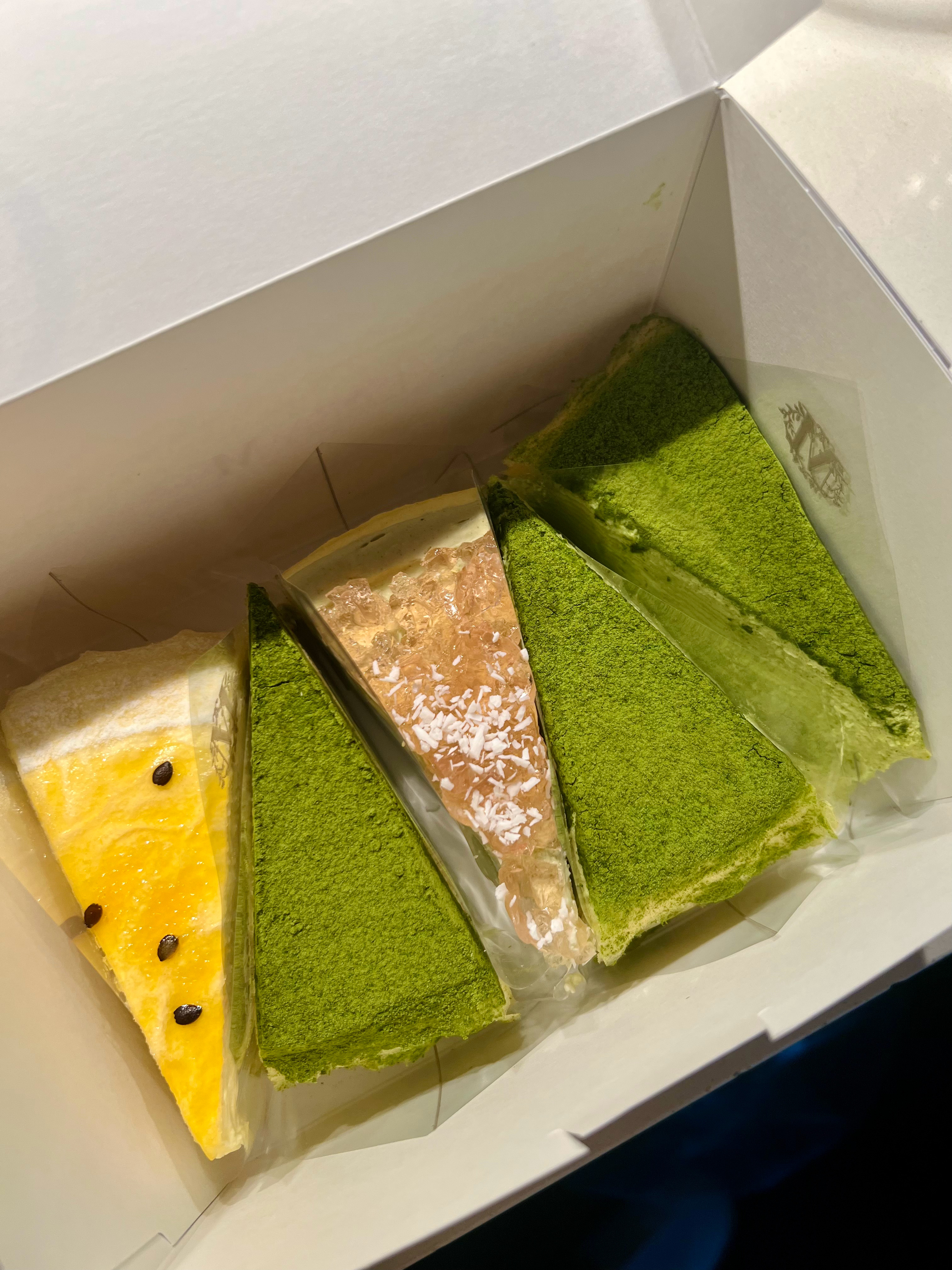 今天去lady M买蛋糕，切蛋糕的白人小妹妹那叫个慢啊，我付好了款在一边等着，看