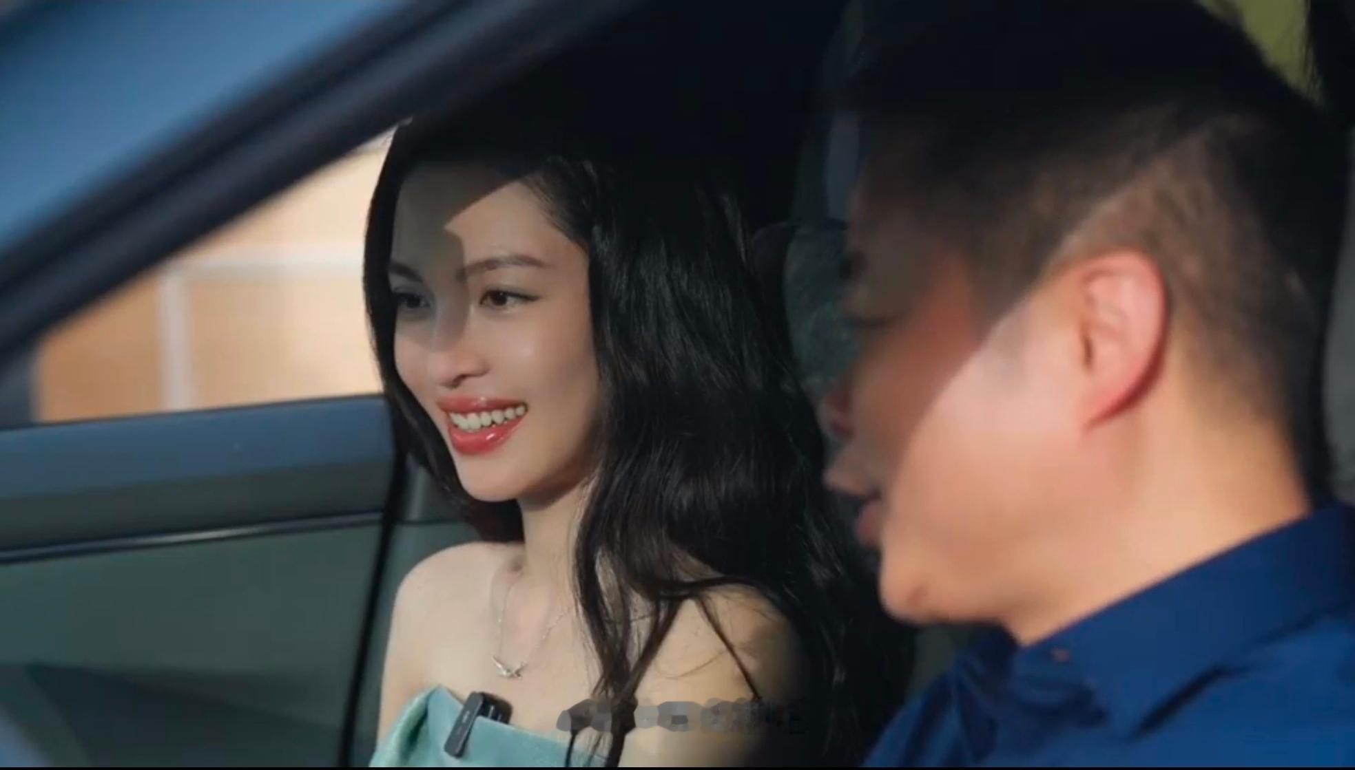 何小鹏看见钟楚曦，嘴角比AK都难压[允悲] 换我我也一样 ​​​