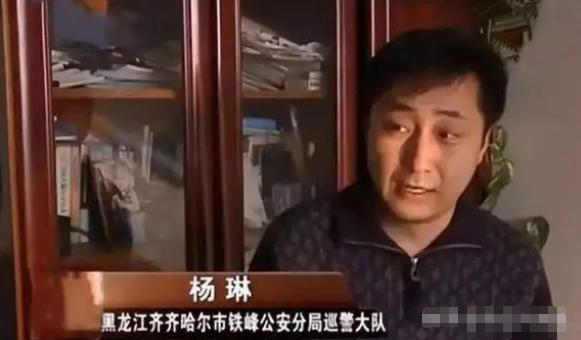 2011年，一位瘫痪多年的警察坐在家里轮椅上看电视，忽然情绪激昂，指着屏幕大声喊