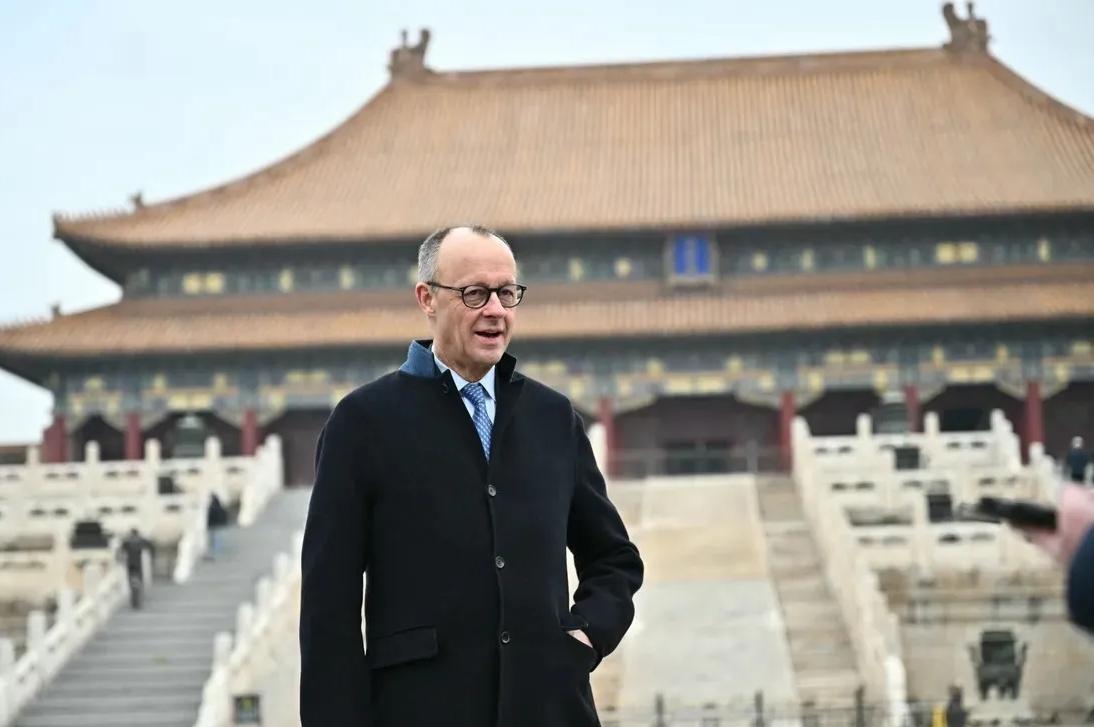 人民币近期对欧元走强，德国总理默茨携商界代表团访华时，或许更能感受到合作的实际利