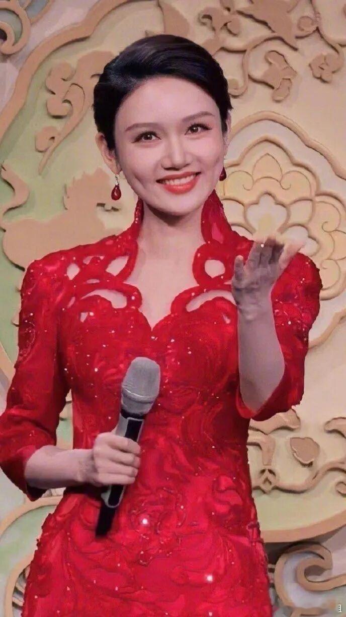 龙洋主持完春晚哭了最好的告别，是热泪盈眶，也是整装待发。谢谢龙洋带来的除夕夜陪伴