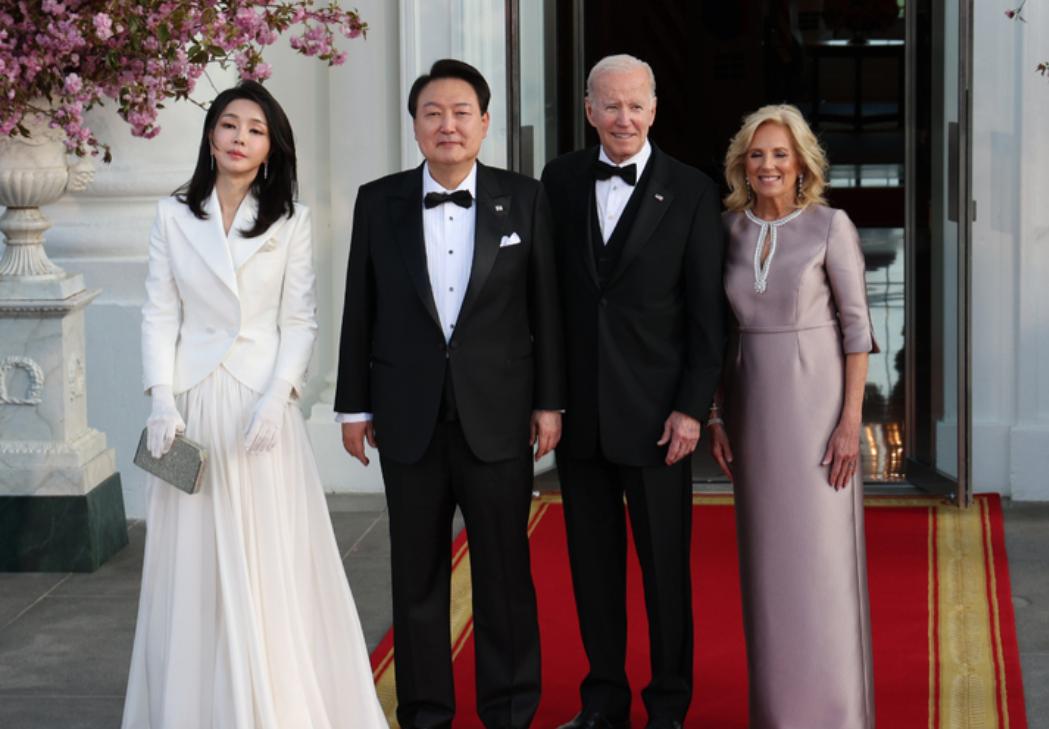 前有韩国第一夫人金建希，后有肯尼亚第一夫人雷切尔，和美国第一夫人合影，站得位置与