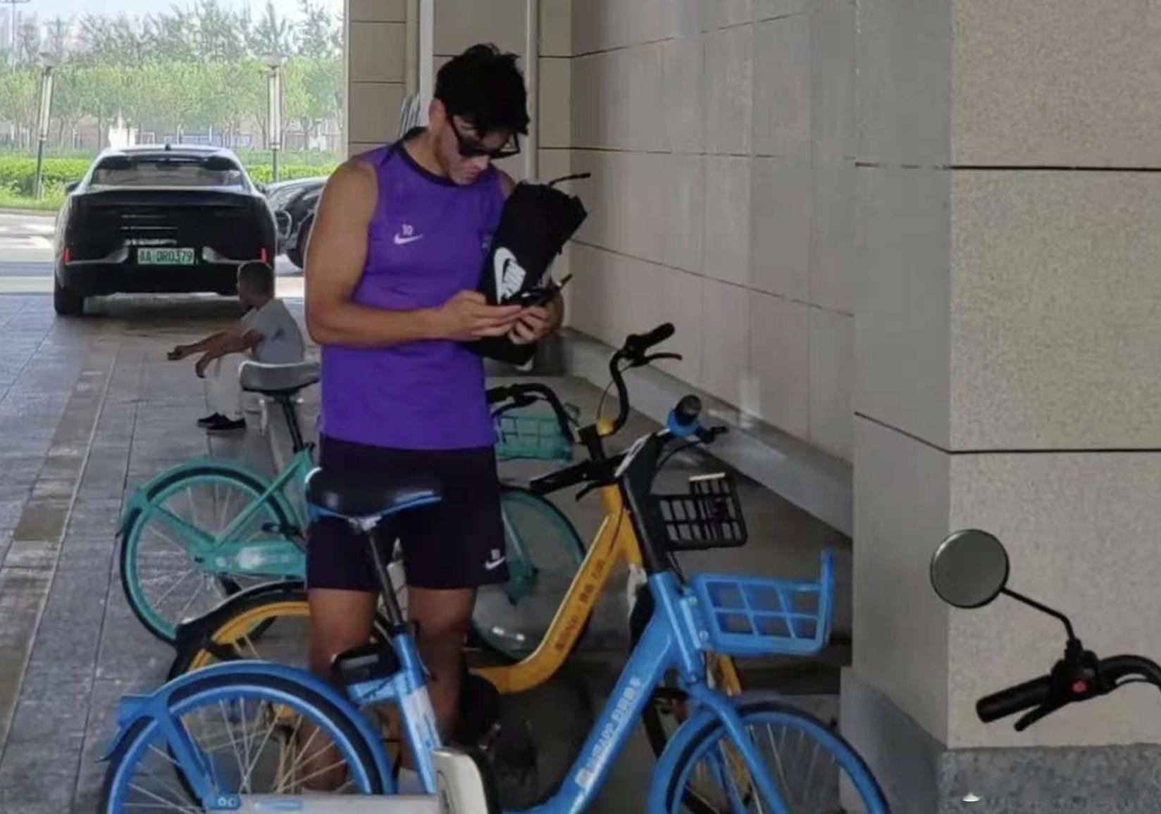 网图……都这样的还能训练吗？而且，还骑自行车！！！我甚至听到了画外音：“哈喽啊，