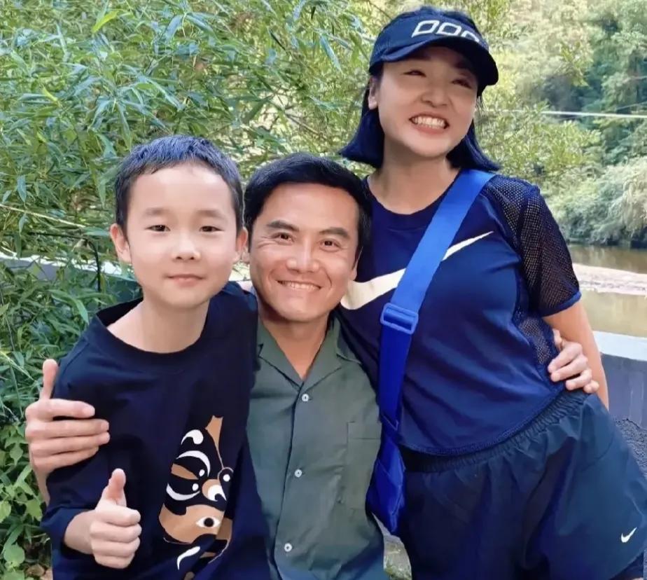 《主角》里黑娃扮演者王子铭，他的单纯与美好，是人性的本真表现
这张合影里，站着《