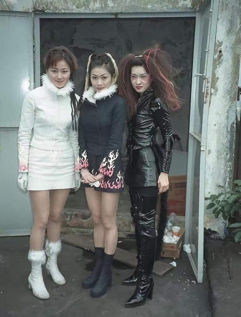 1999年，三位美女在剧组里的合影，左边是万绮雯，中间是张慧仪，右边是陈蕙明。