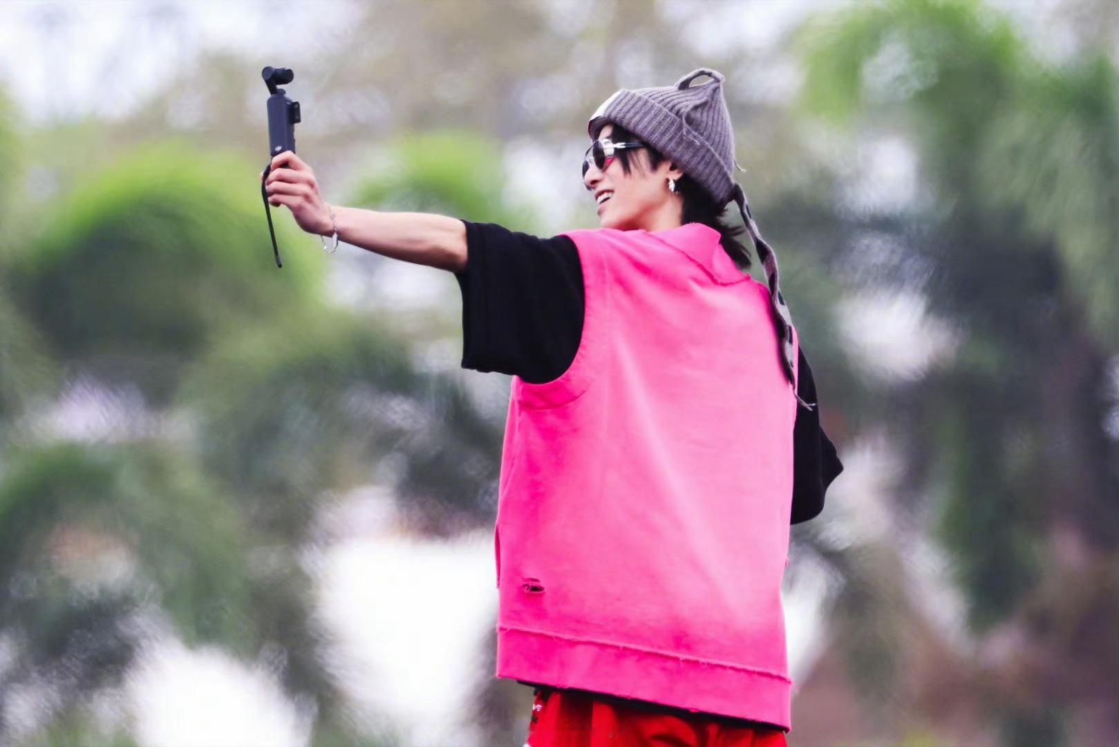 华晨宇突袭上台华晨宇今天突袭上台，那场面直接燃爆！前一秒观众还在乖乖等，下一秒他